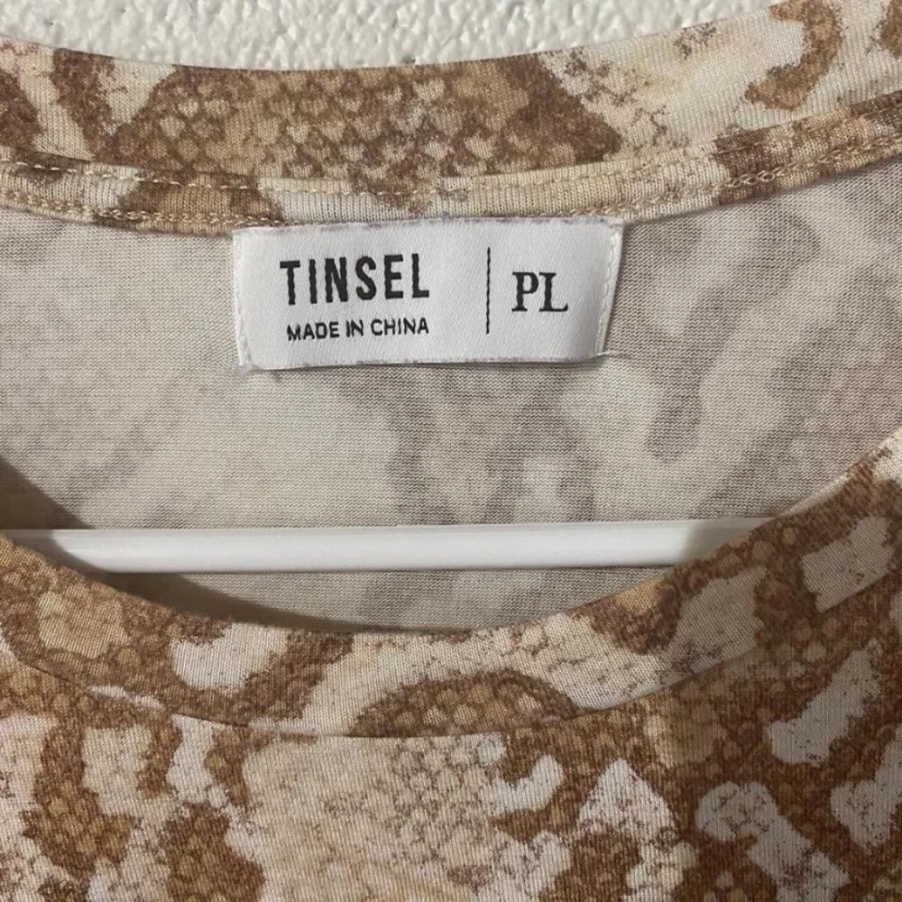 Tinsel Women’s Petite Large Snakeskin Blouse Puff Sleeves Sloped Hem Beige PL - Picture 2 of 3